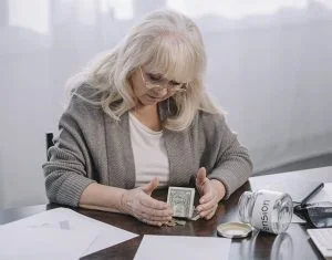 Golpe do seguro em aposentados: esteja alerta